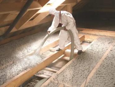 ouvrier entrain d'effectuer une isolation des combles perdues