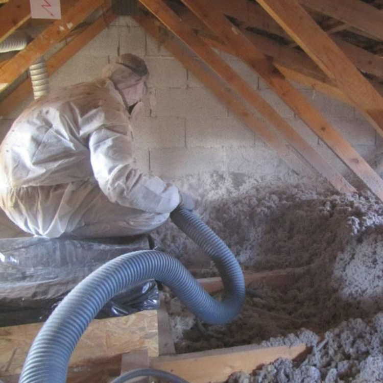 Ouvrier entrain de travailler à une isolation des cobmes.
